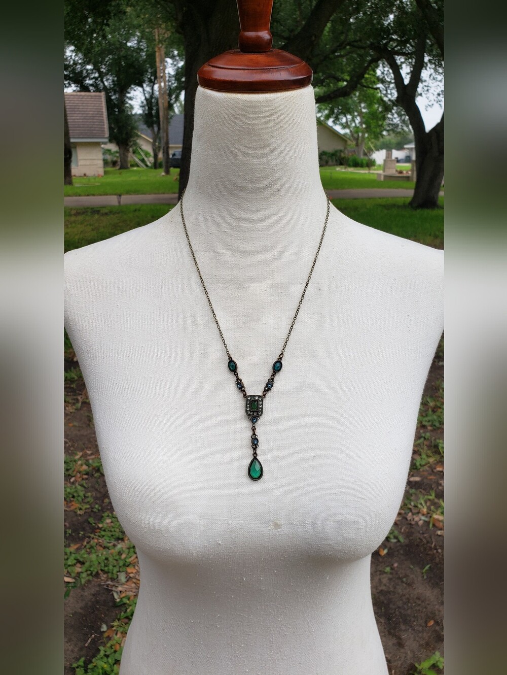 Avon Antique-Style Green Teardrop Pendant Necklace